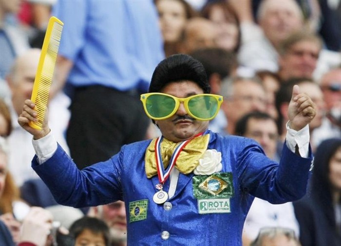 Chiếc áo đuôi tôm thực chất làm bằng giấy của một fan Brazil, đi kèm đó là cặp kính “quá khổ”.